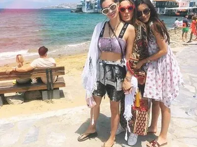 Жените на Фатик се глезят за 8 бона на вечер (Вижте ексклузивни снимки на Адриана Тюркмен и щерките й)