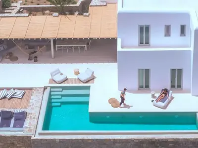 Жените на Фатик се глезят за 8 бона на вечер (Вижте ексклузивни снимки на Адриана Тюркмен и щерките й)