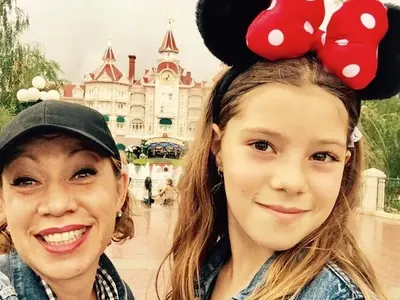 Кака Лара заведе щерката в Дисниленд