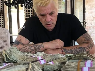 Куката се налива с уиски на морето (Звездите яко се черпят на снимките на „Ускорение”)