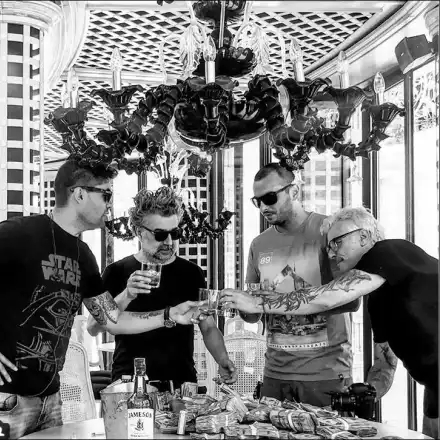 Куката се налива с уиски на морето (Звездите яко се черпят на снимките на „Ускорение”)