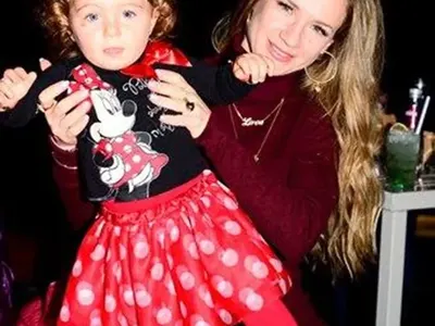 Лора Караджова прати щерката при бившия си