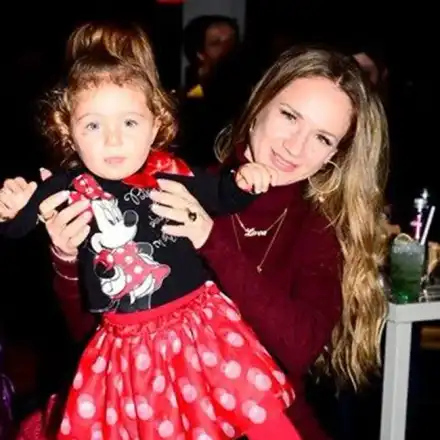 Лора Караджова прати щерката при бившия си