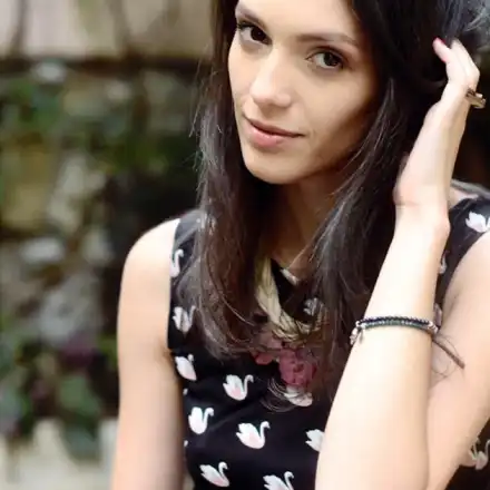 Луиза Григорова заряза купоните, чете поезия