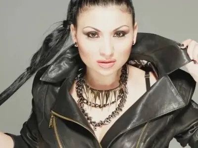 Менте Софи Маринова лъже звезди в мрежата