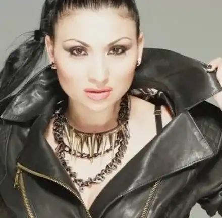 Менте Софи Маринова лъже звезди в мрежата