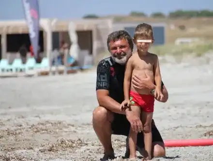 Милен Цветков забрави нудизма, водещият учи сина си да носи бански