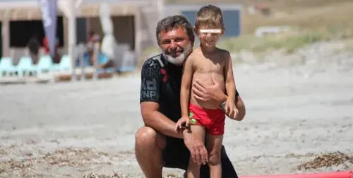 Милен Цветков забрави нудизма, водещият учи сина си да носи бански