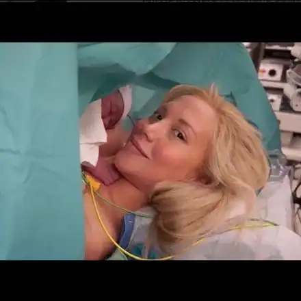 Мис Свят и Мис Вселена показа бебето