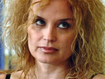 Младок ухажва Аня Пенчева