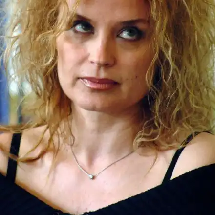 Младок ухажва Аня Пенчева