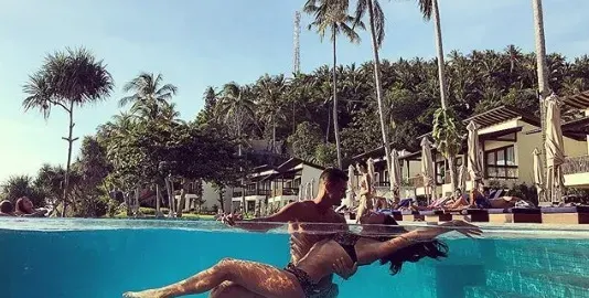 Национал глези Мис Футбол на Бали (Снимки от романтичната им почивка)