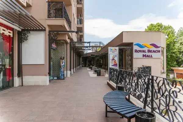 Над 300 модни марки посрещат туристите в Роял Бийч Мол