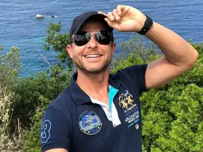 Ненчо глези тайно гадже в Гърция, пръсна тлъсти пачки по нея и в Англия и САЩ (Подробности)