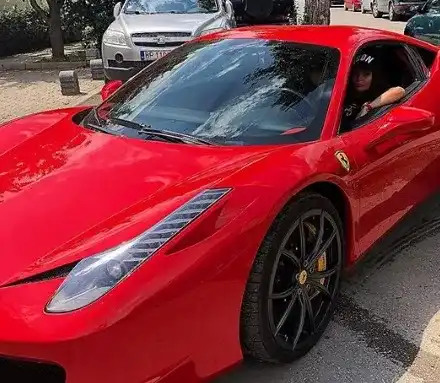 Преслава се фука с чуждо „Ферари“! Заблуди, че й е подарък от Павел (Подробности)