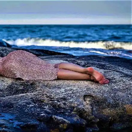 Райна като русалка на плажа