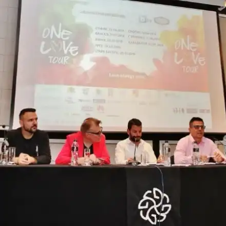 С деца на турне