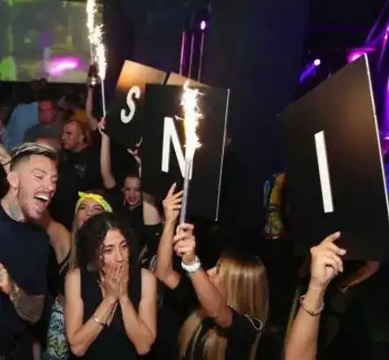 Саня Армутлиева припадна пред огромна торта