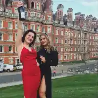 Щерката на Абрамович пирува в Англия