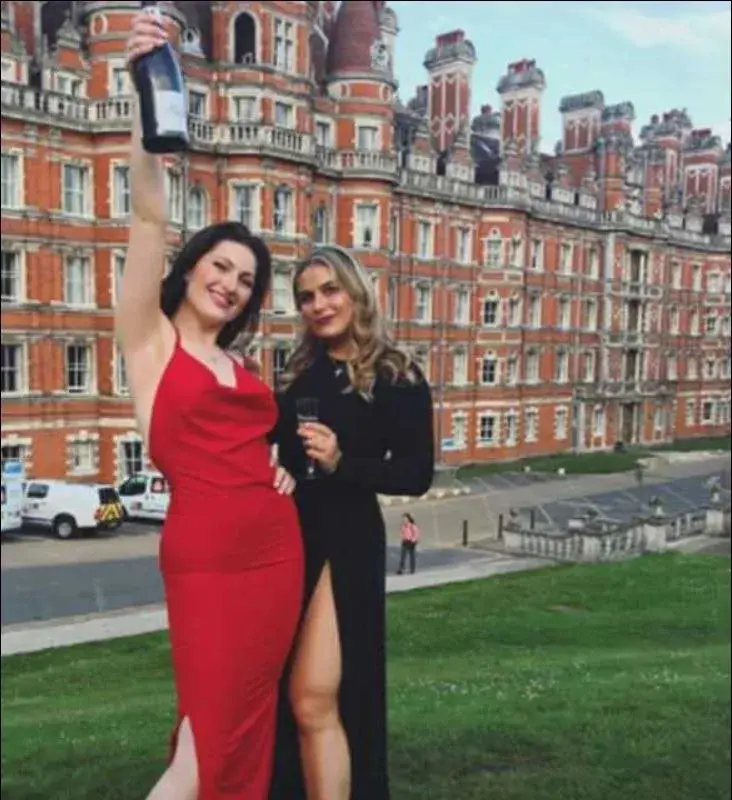 Щерката на Абрамович пирува в Англия