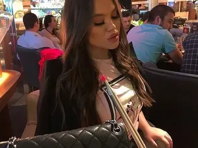 Щерката на Анелия се фука чанта за 2 бона