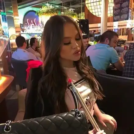 Щерката на Анелия се фука чанта за 2 бона