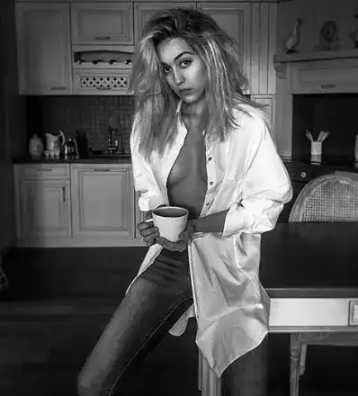 Щерката на Гала след дупето показа и гърди! (СНИМКИ)