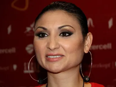 Софи с нови зъби за Гринго