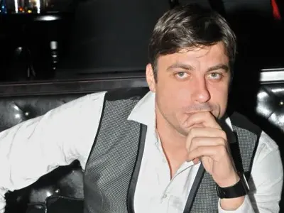 Владо Карамазов гази закона, говори по джиесем, докато шофира