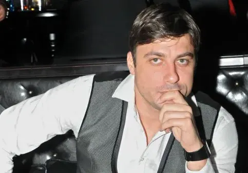 Владо Карамазов гази закона, говори по джиесем, докато шофира