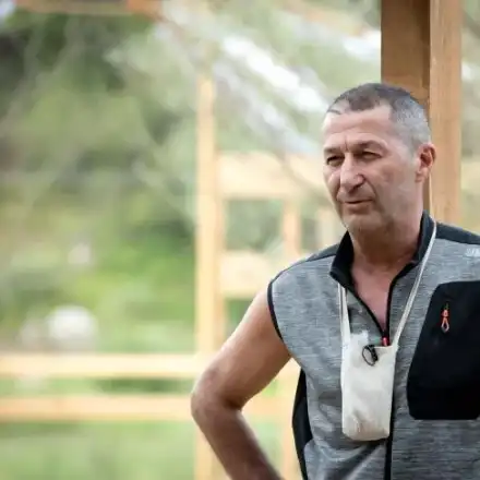 Владо Каролев се  офъка гола глава, ходи изплезен по улиците на София