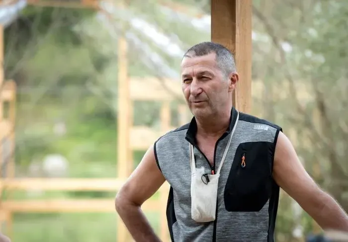 Владо Каролев се  офъка гола глава, ходи изплезен по улиците на София