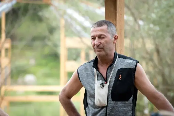 Владо Каролев се  офъка гола глава, ходи изплезен по улиците на София