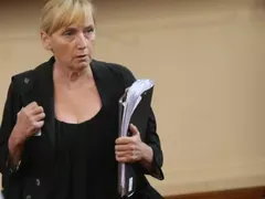 Елена Йончева пръска пачки по бутиците