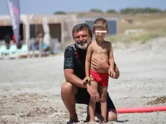 Милен Цветков забрави нудизма, водещият учи сина си да носи бански