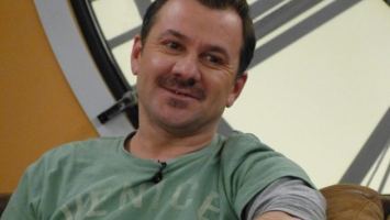 Гъмов бачкал на строеж! Изгонили го след като си залял главата с грунд