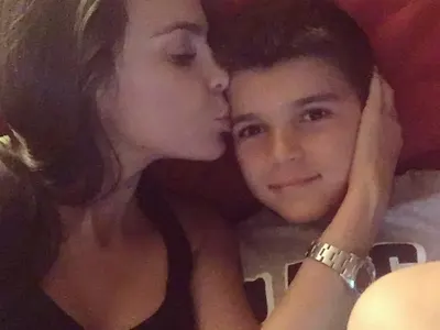 Алисия глези Валери с картинг (Вижте как се забавляват двамата)