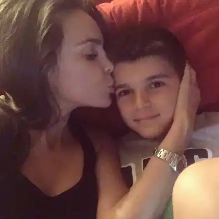 Алисия глези Валери с картинг (Вижте как се забавляват двамата)