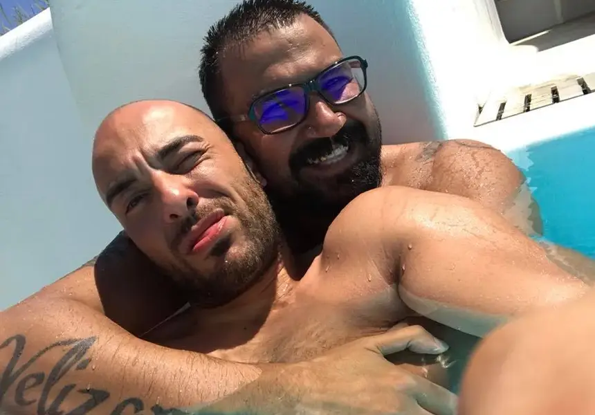 Азис спи сам на земята и се гушка с мачовци (Снимки)