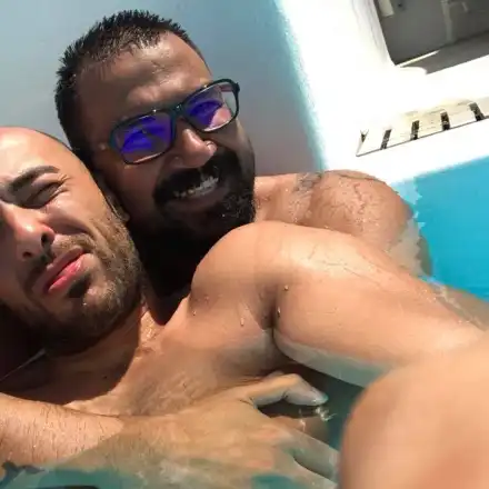 Азис спи сам на земята и се гушка с мачовци (Снимки)