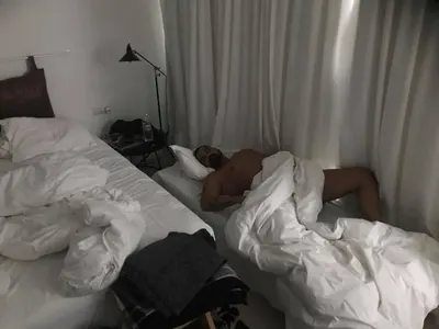 Азис спи сам на земята и се гушка с мачовци (Снимки)