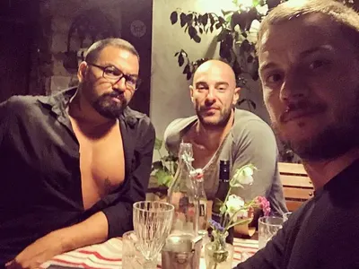 Азис спи сам на земята и се гушка с мачовци (Снимки)