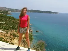 Бившата на Радев заголи бедра