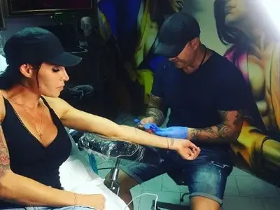 Черната Златка в екшън с пиян охранител! Ошушкал я с тройна такса за нелепо паркиране в Приморско, а тя го наругала