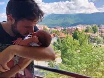 Д-р Стилянова и Теодор Салпаров показаха бебето