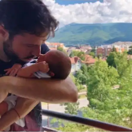 Д-р Стилянова и Теодор Салпаров показаха бебето