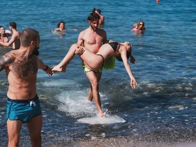 Дара би шута на Папи Ханс? Вижте с кого се заиграва на морето + Потресаващи снимки на големите й бутове и дупе