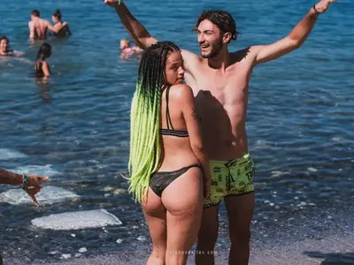 Дара би шута на Папи Ханс? Вижте с кого се заиграва на морето + Потресаващи снимки на големите й бутове и дупе