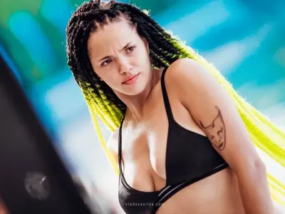 Дара би шута на Папи Ханс? Вижте с кого се заиграва на морето + Потресаващи снимки на големите й бутове и дупе