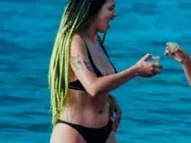 Дара би шута на Папи Ханс? Вижте с кого се заиграва на морето + Потресаващи снимки на големите й бутове и дупе